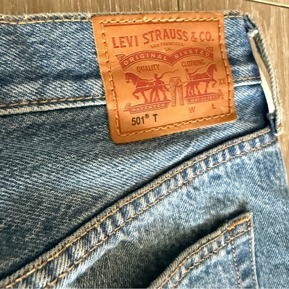 Levi's 501 T Rose Embroidered Distressed Cropped Taper Denim jeans - Picture 4 of 10